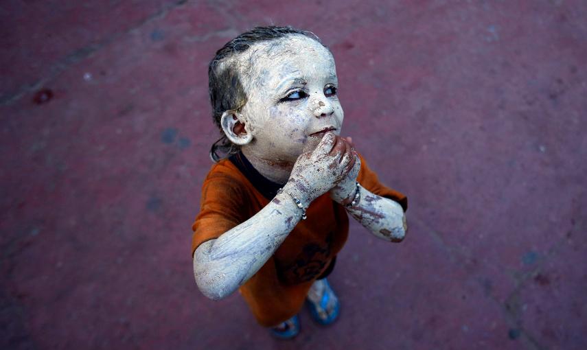 Una niña con su cuerpo cubierto de tierra de Fuller, en un mercado en el casco antiguo de Delhi.- ANINDITO MUKHERJEE (REUTERS)