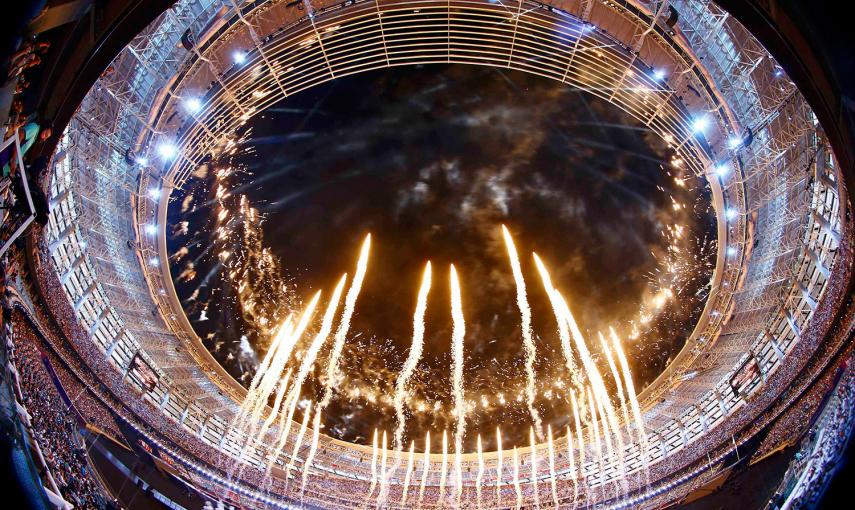 Fuegos artificiales explotan durante la ceremonia de inauguración de los Juegos Europeps en Baku, Azerbaiyán.- KAI PFAFFENBACH (REUTERS)