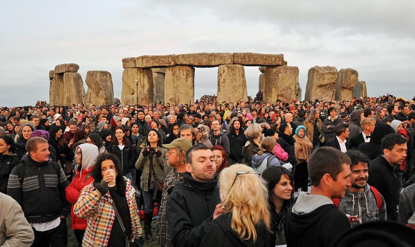 El superintendente de la Policía de Wiltshire, Gavin Williams, ha indicado este domingo de que el evento ha sido "un gran éxito" y que las celebraciones, que transcurren al ritmo de bailes y tambores, fueron "pacíficas y positivas"./ EFE/EPA/GERRY PENNY