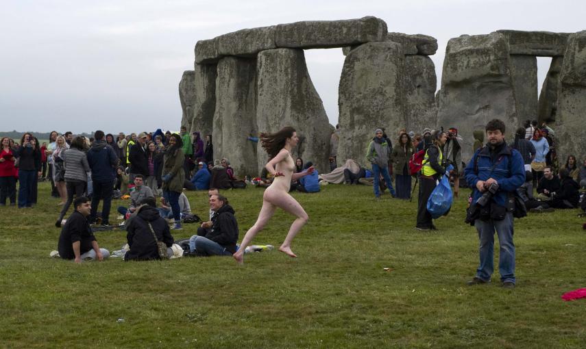 Desde hace varias décadas, es tradición en Inglaterra acudir a este complejo para celebrar la llegada del verano, por lo que se permite el acceso al anillo que forman las piedras a todos aquellos que acudan a esta fiesta anual./ REUTERS/Kieran Doherty