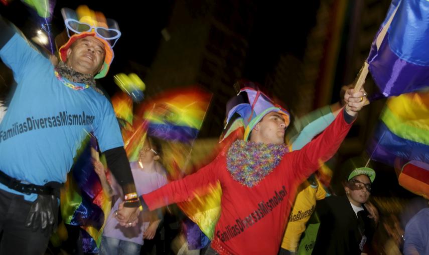 En Bolivia, miles de homosexuales marcharon en la noche del sábado por las calles de La Paz. REUTERS