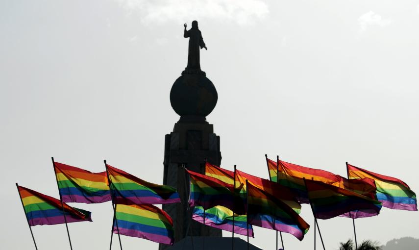 Las banderas con los colores del arcoiris han ondeado hoy en las calles de San Salvador, capital de El Salvador. REUTERS