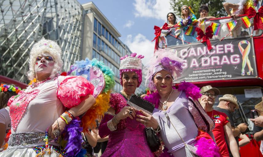 En Londres, los colores del arcoiris han tomado las calles y los famosos autobuses de dos pisos. REUTERS