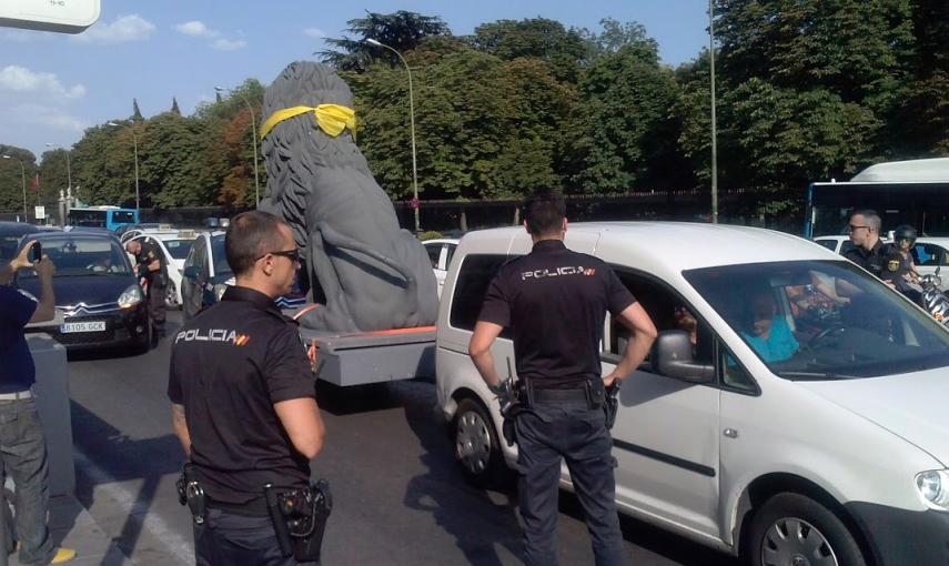 Parece una noticia de 'El Mundo Today', pero hoy agentes de Policía Nacional paraban en Madrid un vehículo de Greenpeace que portaba la figura de un león amordazado, en protesta por la Ley Mordaza, e identificaban a sus pasajeros.- PABLO OLIVEIRA