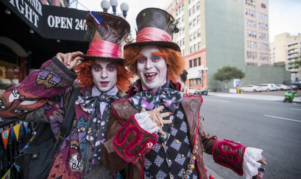 Cosplay Jonathan Michael (izq) y Connor Breen (d) se vestían como el 'Sombrerero Loco' de " Alicia en el país de las maravillas" durante la Convención Internacional de Comic-Con 2015 en San Diego, California. REUTERS / Mario Anzuoni