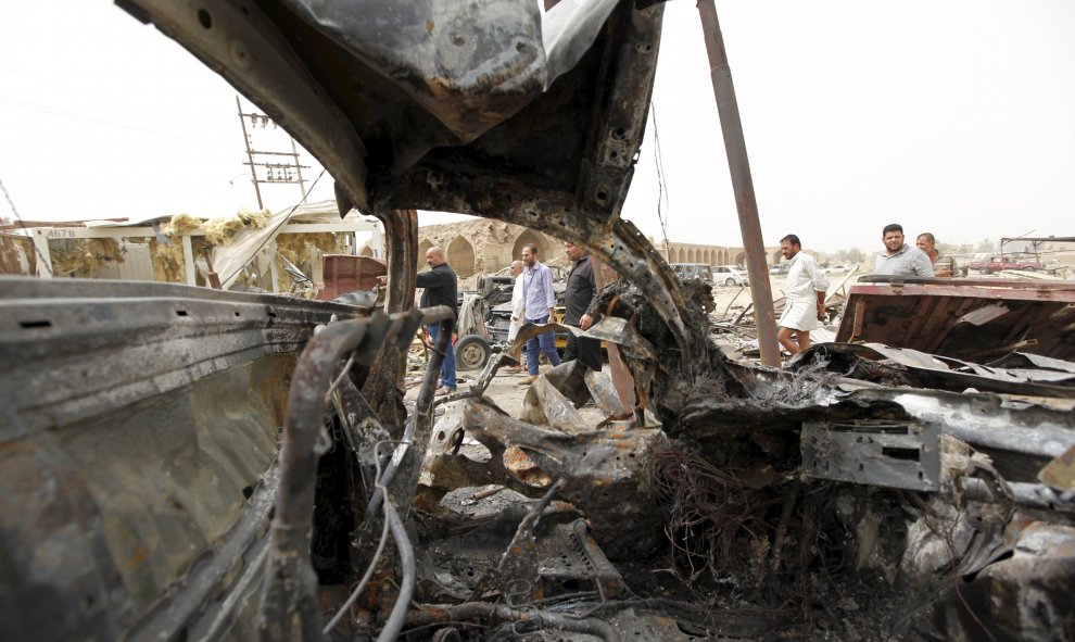 También hay 20 desaparecidos, cuyos cuerpos se cree que se desintegraron por la explosión ayer de un camión bomba junto a ese mercado, que se encontraba abarrotado en el momento del estallido, explicó la fuente./ REUTERS