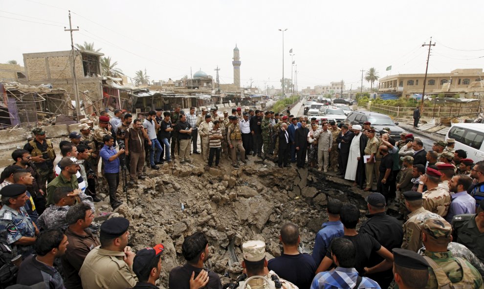 El representante de la ONU para Irak, Jan Kubis, expresó su "profunda tristeza" por esta "masacre destructiva", que causó la muerte de "decenas de familias inocentes mientras se preparaban para celebrar el Aid el Fitr", mientras que el Estado Islámico ase