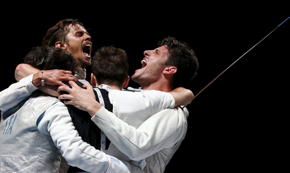 Andrea Baldini celebra con los miembros de su equipo su victoria en el Campeonato Mundial de Esgrima de 2015, en Rusia. REUTERS/Grigory Dukor