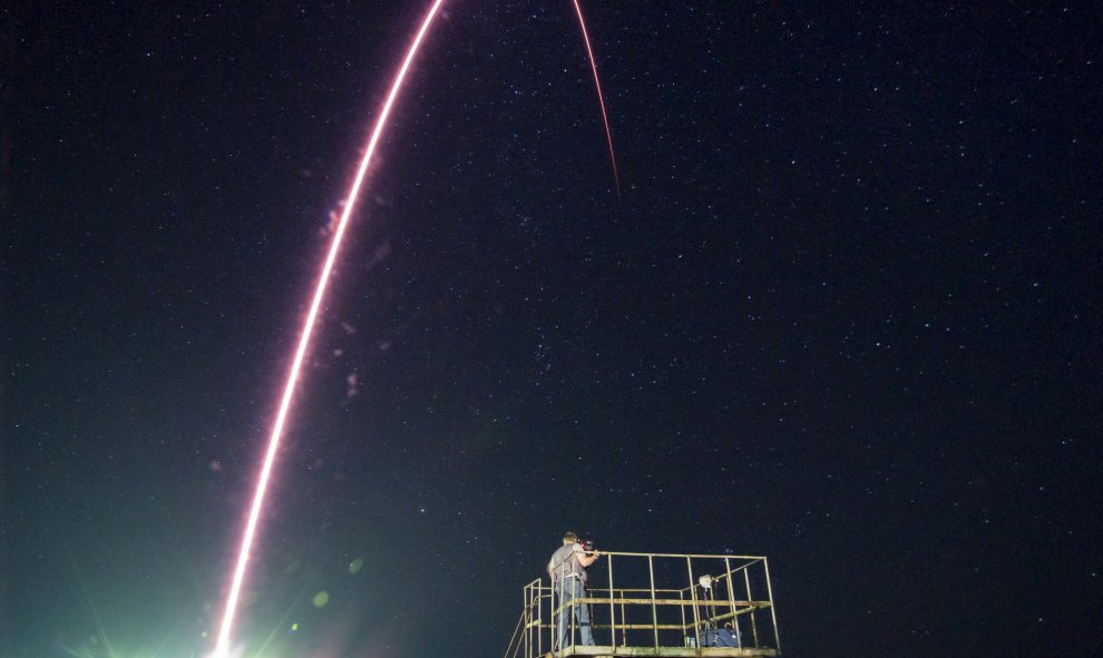 La nave espacial Soyuz TMA- 17M deja un rastro en el cielo en esta imagen de larga exposición, al despegar en el Cosmódromo de Baikonur, Kazajistán, 23 de julio 2015 REUTERS / Shamil Zhumatov