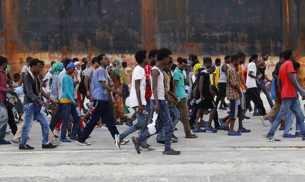 Inmigrantes desembarcan del alemán Schleswig Holstein en el puerto siciliano de Augusta, Italia, 23 de julio de 2015. Italia está ahora luchando por absorber una afluencia incesante de inmigrantes procedentes de África y el Medio Oriente. REUTERS / Antoni