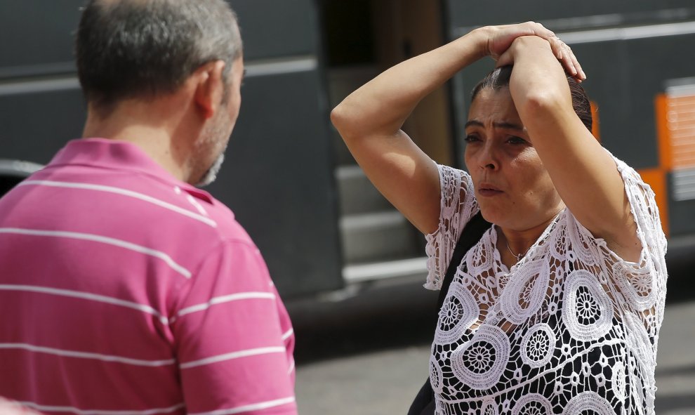 Vecinos afectados por el derrumbe parcial de un edificio en el barrio madrileño de Carabanchel. REUTERS/Andrea Comas