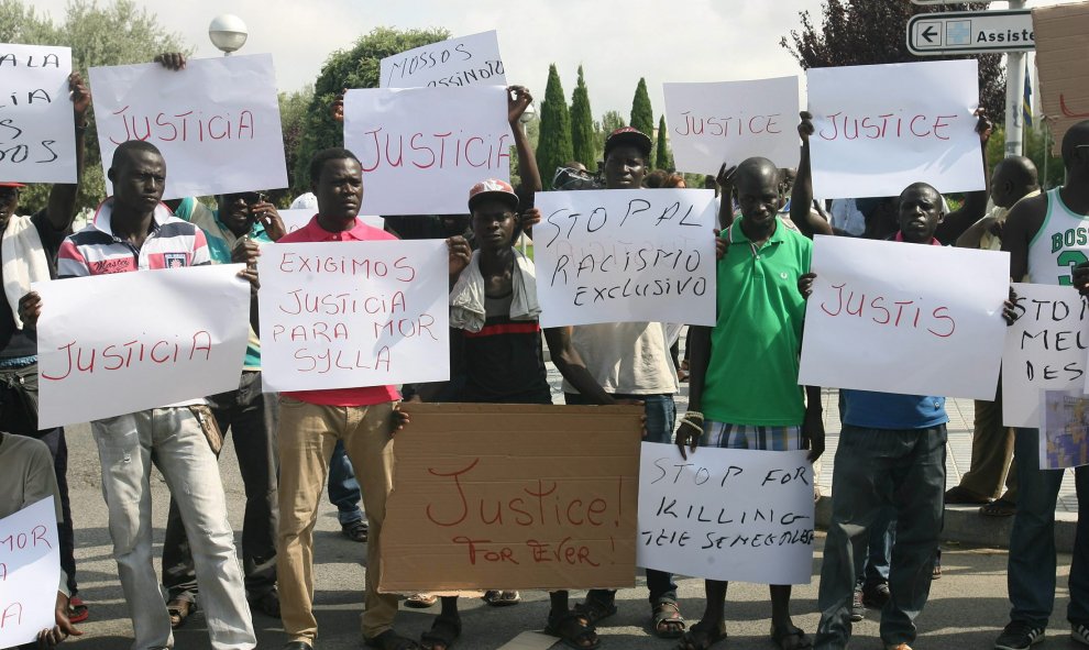 Unos doscientos senegaleses se han manifestado por las calles de Salou (Tarragona) para protestar por la muerte de uno de sus compatriotas, al huir de los Mossos durante una operación contra la venta ilegal ambulante. EFE/Jaume Sellart