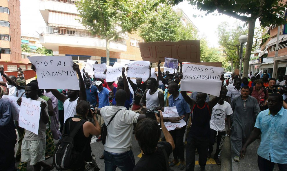 Unos doscientos senegaleses se han manifestado por las calles de Salou (Tarragona) para protestar por la muerte de uno de sus compatriotas, que ayer se lanzó desde un balcón al huir de los Mossos durante una operación contra la venta ilegal ambulante. EFE