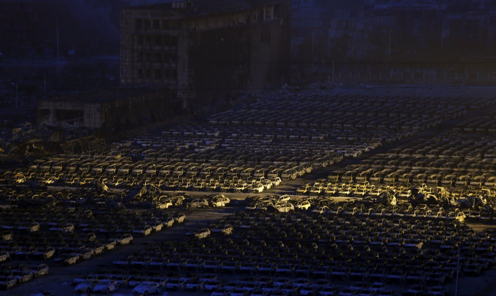 Fotografía tomada en la noche del jueves en la que se ven los centenares de vehículos que han sido dañados. REUTERS