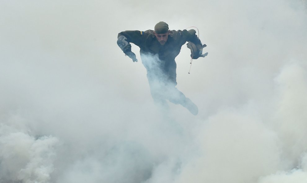 Un voluntario del batallón de extrema derecha Azov participa en una competición en Kiev el 14 de agosto 2015 antes de salir a la zona de batalla en el este de Ucrania. AFP PHOTO / SERGEI SUPINSKY