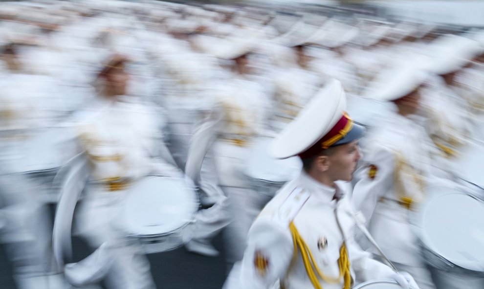 Cadetes de Ucrania marchan por la calle Khreshchatyk durante un ensayo para el desfile militar del Día de la Independencia en Kiev. REUTERS