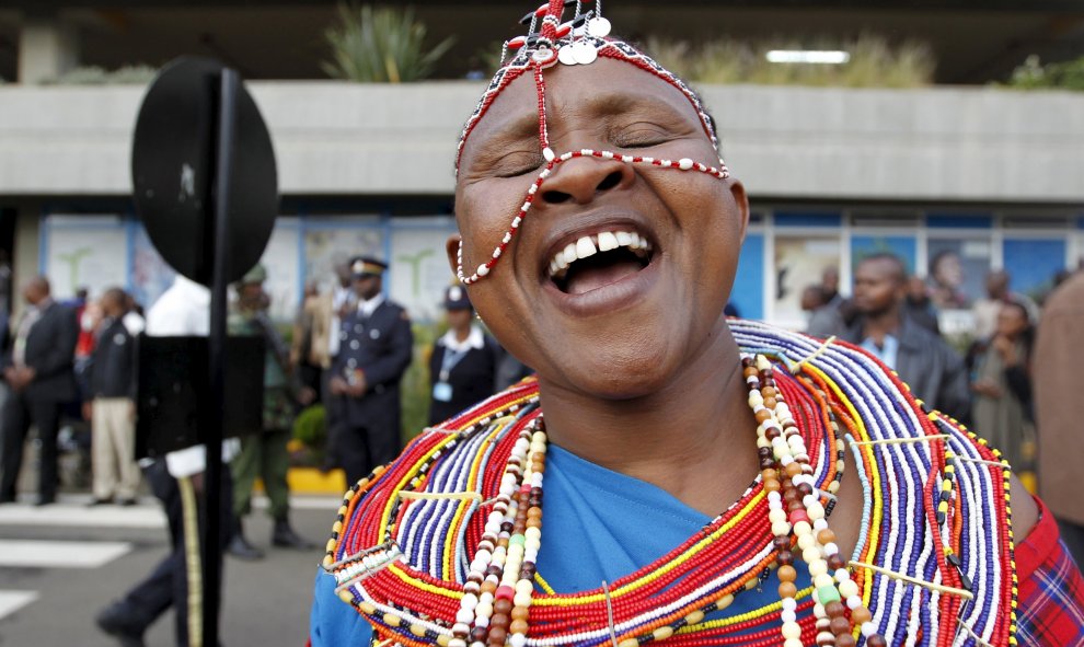 Una mujer Maasai, vestida con ropa tradicional da la bienvenida al equipo atlético nacional en el aeropuerto de Jomo Kenyatta, en Nairobi, 1 de septiembre de 2015./ REUTERS/Tomas Mukoya