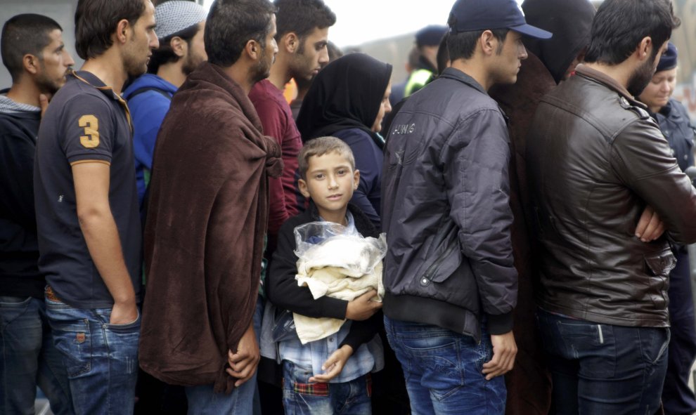 Inmigrantes hacen cola para subir a los trenes en la estación de ferrocarril en Nickelsdorf, Austria, 5 de septiembre de 2015.REUTERS / Srdjan Zivulovic