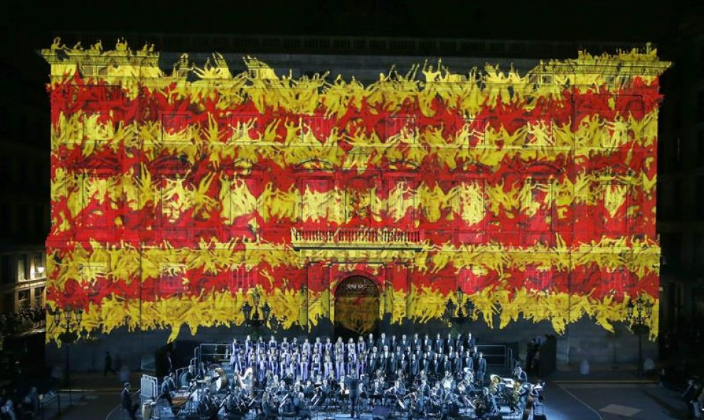 Acto institucional de celebración de la Diada Nacional de Catalunya, celebrado esta noche en la plaza de Sant Jaume de Barcelona, proyectando escenas en la fachada del Palau de la Generalitat. EFE / Andreu Dalmau