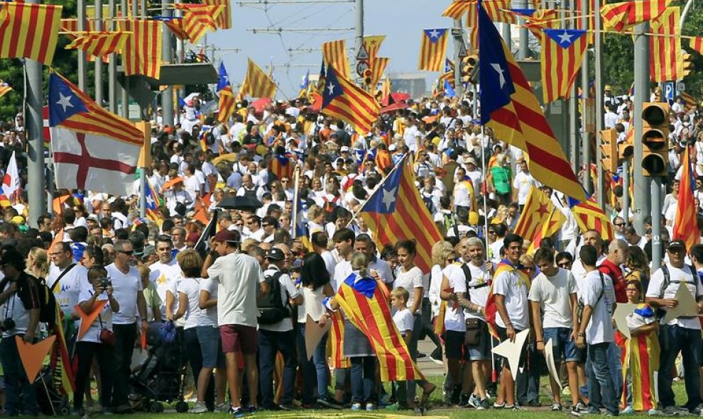 Asistentes a la Via Lliure recorren la avenida Meridiana de Barcelona. ANDREU DALMAU (EFE)