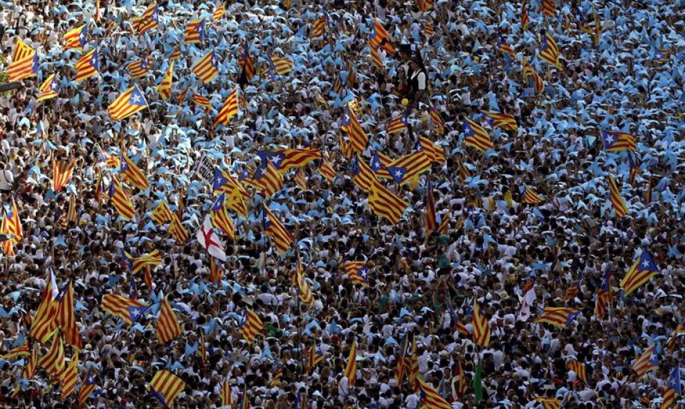 Una gran concentración de personas están reunidas en la avenida Meridiana de Barcelona durante la Via Catalana para celebrar el día de Catalunya. EFE/Alberto Estévez