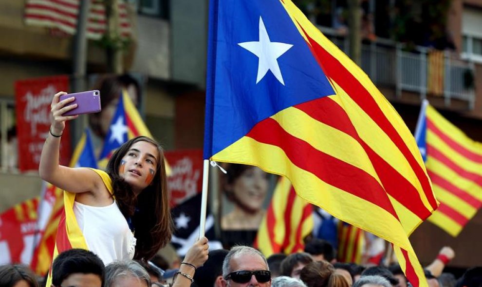 Una joven se hace una foto en la Meridiana de Barcelona donde esta tarde se está celebrando la manifestación con motivo de la Diada. EFE/Toni Albir