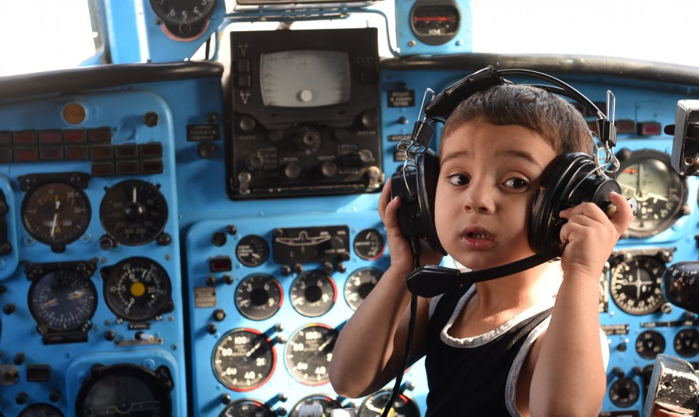 Un niño juega dentro de un avión Yakovlev Yak- 40 de la era soviética en la ciudad georgiana de Rustavi, a unos 25 km al sureste de la capital, Tiflis, el 14 de septiembre de 2015. AFP PHOTO / VANO SHLAMOV