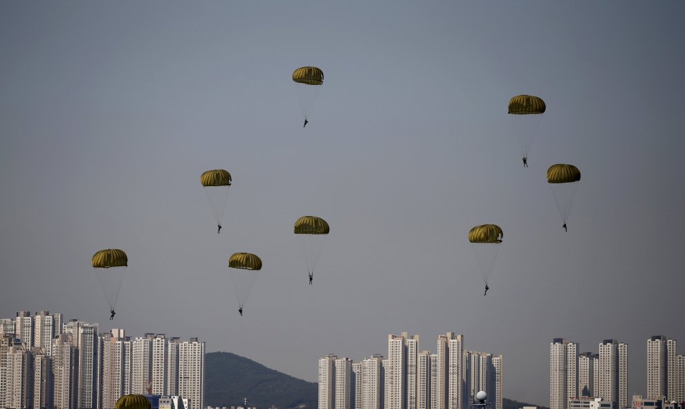 Paracaidistas actúan en una ceremonia para conmemorar el 65 aniversario de operaciones de aterrizaje de Incheon llevada a cabo por las tropas de las Naciones Unidas lideradas por Estados Unidos durante la Guerra de Corea 1950-1953, en Incheon, Corea del S