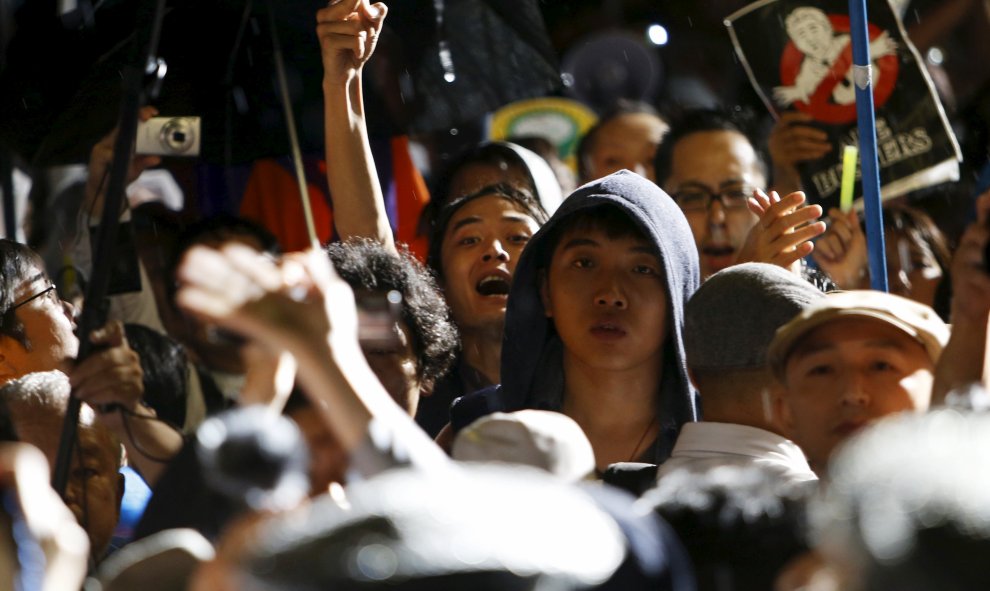 Manifestantes toman parte en una manifestación ante el parlamento en Tokio contra el proyecto de ley de seguridad de Japón. REUTERS