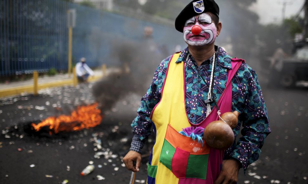 Un veterano de la guerra civil conocido como "Tecomatio" participa en una protesta frente al edificio del Congreso salvadoreño para pedir la aprobación de una ley  que beneficie a los veteranos de la guerra civil en San Salvador, El Salvador. REUTERS / Jo