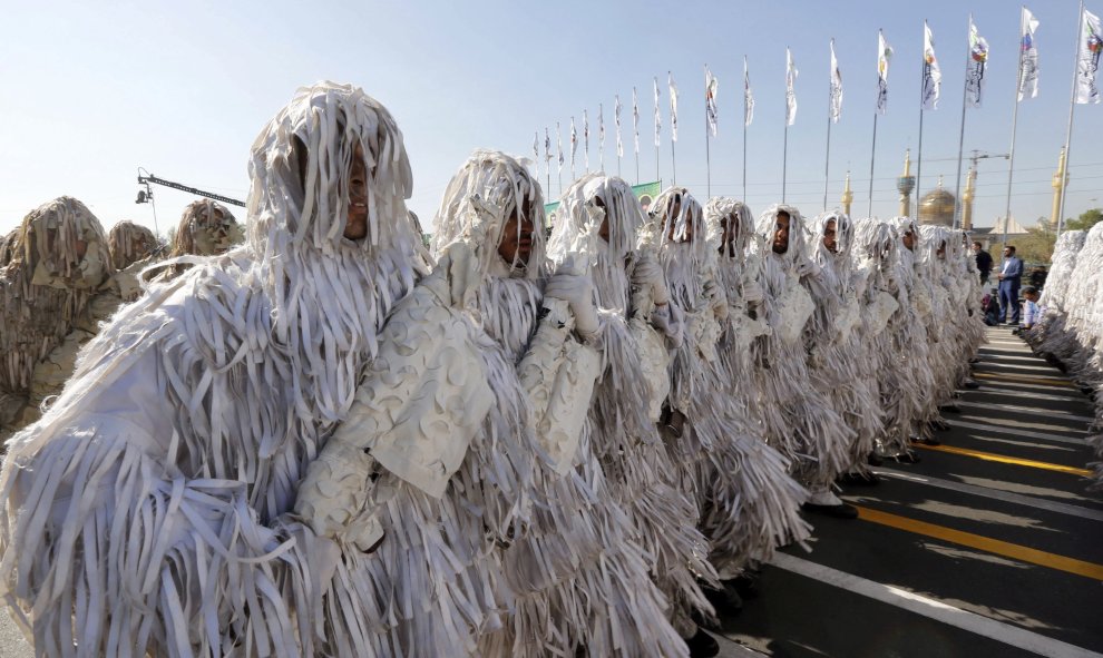 Soldados camuflados del Ejército iraní marchan durante el desfile militar celebrado en Teherán con motivo del aniversario del inicio de la guerra de 1980 con Irak, que duró hasta 1988. EFE/ABEDIN TAHERKENAREH