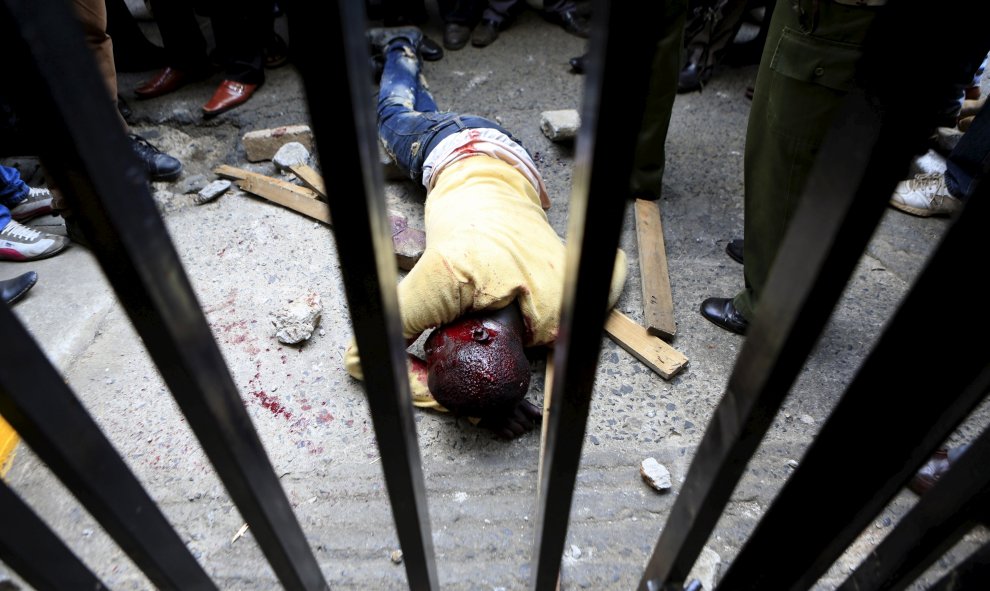 Atacan a un hombre al sospechar que había robado un móvil en un mitin en el parque Uhuru de los partidarios de la oposición como una muestra de solidaridad con los maestros que están en huelga pidiendo un aumento de sueldo en Nairobi, Kenia . REUTERS / No