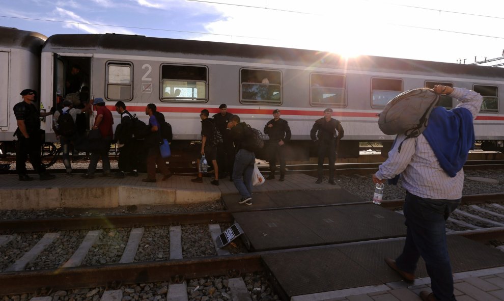 Varios refugiados suben a un tren húngaro en la ciudad fronteriza de Tovarnik, Croacia hoy 23 de septiembre de 2015. Croacia recibió ayer a 8.750 refugiados procedentes de zonas en conflicto. EFE/Antonio Bat