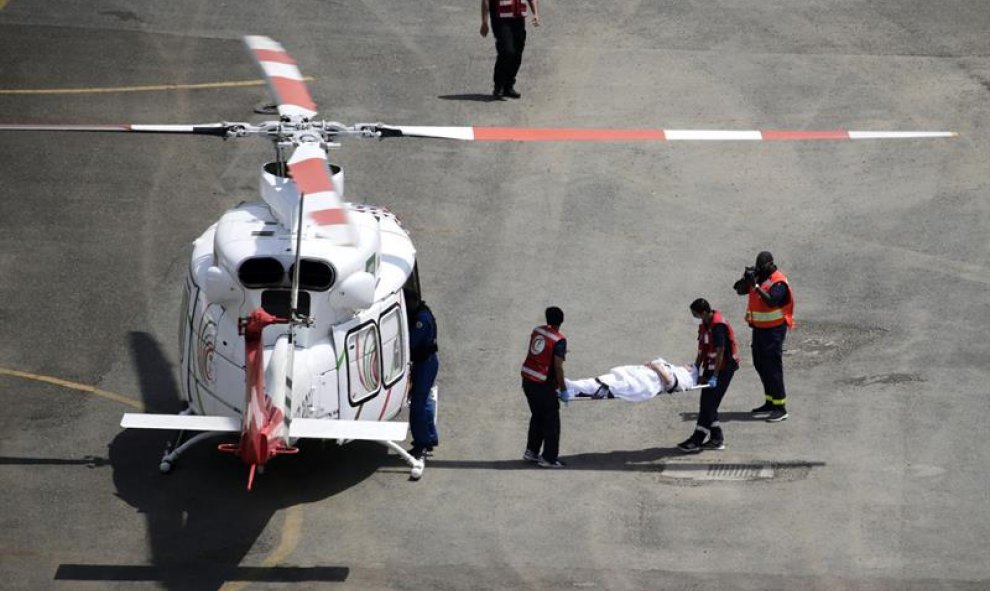 Trabajadores de la Media Luna Roja trasladan a una mujer al hospital víctima de un golpe de calor durante los rezos del mediodía a 47 grados centígrados en la mezquita de Nimra.- EFE