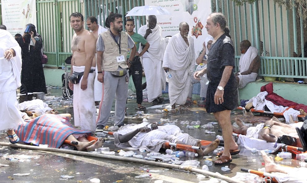 Los cuerpos de los peregrinos musulmanes heridos por aplastamiento en Mina, en las afueras de la ciudad santa musulmana de La Meca.- REUTERS