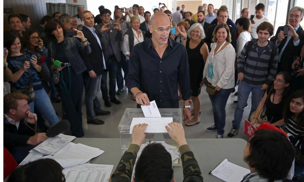 El cabeza de lista de Junts pel Sí, Raül Romeva, deposita su voto para las elecciones catalanas en la urna en su colegio electoral situado en el casal Mirasol de San Cugat. FEE/Toni Albir