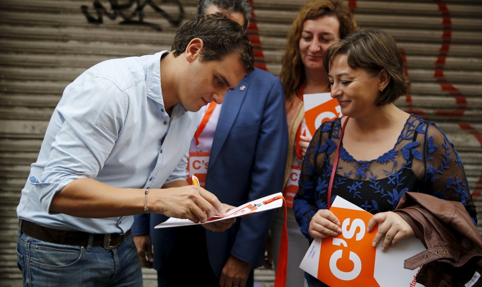 El presidente de Ciutadans, Albert Rivera, firmando autógrafos a la salida del Colegio Santa Marta de L'Hospitalet de Llobregat, donde depositó su voto en las elecciones autonómicas del 27-S. REUTERS/Andrea Comas