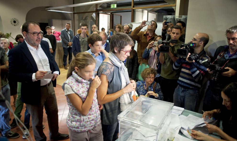 El candidato de Unió a la Generalitat, Ramon Espadaler, espera para depositar su voto en las elecciones catalanas, esta mañana en Vic (Barcelona). EFE/Robin Townsend