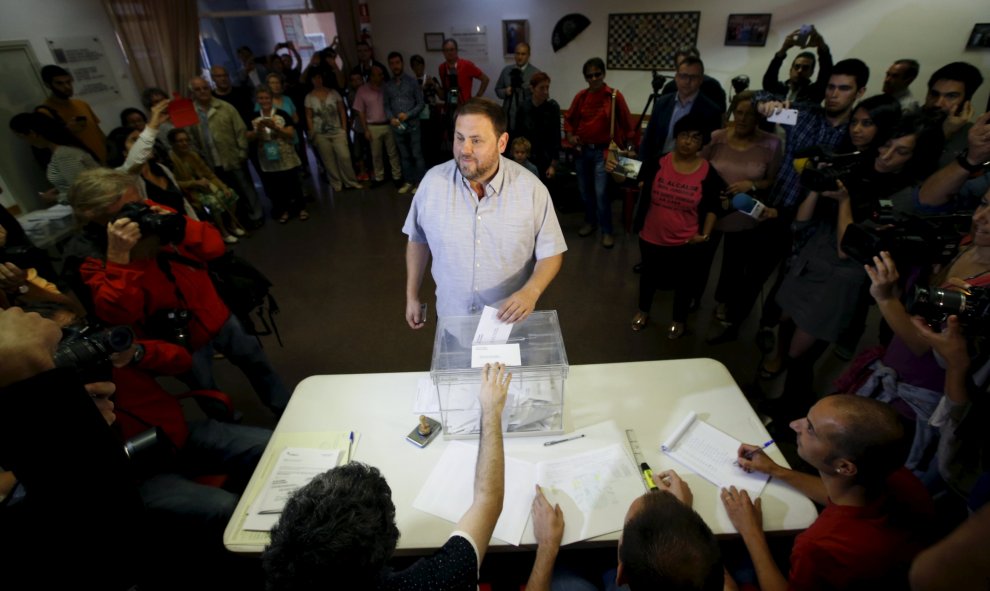 El presidente de ERC y candidato de Junts pel Sí, Oriol Junqueras, deposita su voto en una mesa del Centro Cívico El Turó de Sant Vicenç dels Hors (Barcelona), en las elecciones autonómicas del 27-S. REUTERS/Albert Gea