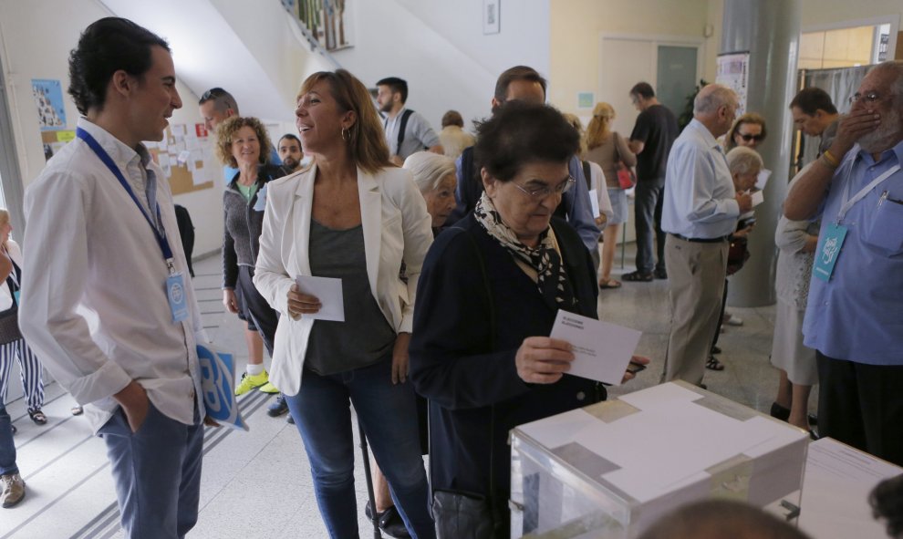 La presidenta del PPC, Alicia Sánchez Camacho, conversa con un interventor del PP momentos antes de depositar su voto en una mesa del colegio IES Jaume Balmes en Barcelona. EFE/Alejandro García