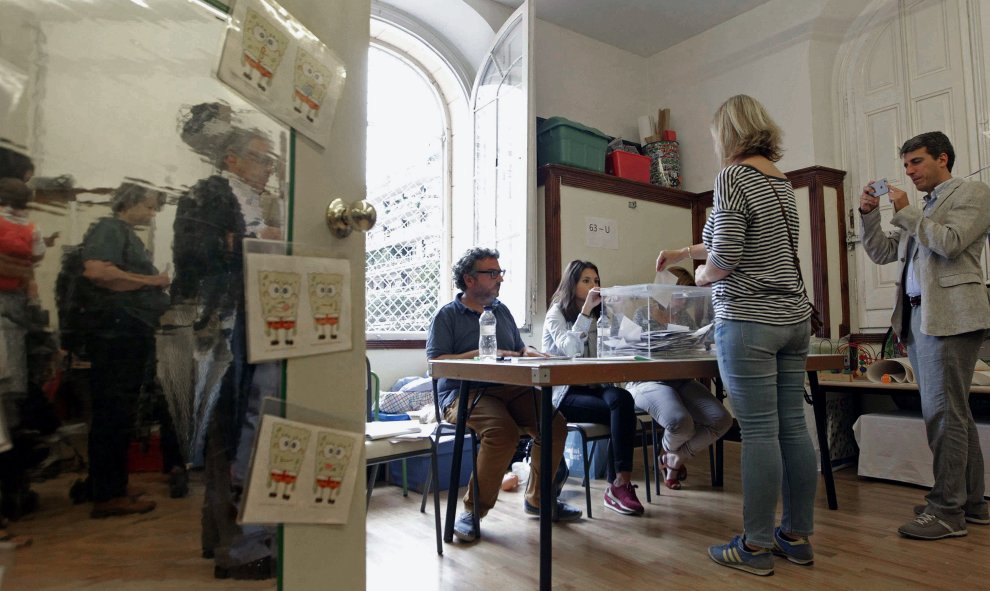 Votaciones para las elecciones al Parlament del 27-S en un colegio electoral de Barcelona. EFE/Marta Pérez