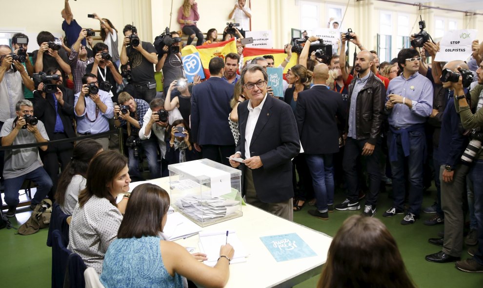 El president de la Generalitat, Artur Mas, antes de depositar su voto en su colegio electoral en Barcelona. REUTERS/Andrea Comas