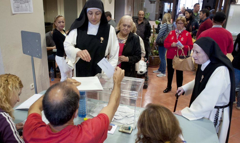 Una religiosa vota en un colegio electoral de Vic (Barcelona), en las elecciones autonómicas del 27-S. EFE/Robin Townsend