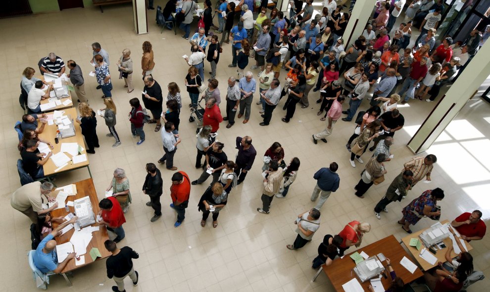 Colas de personas esperan para poder votar en un colegio electoral de  Barcelona. REUTERS/Albert Gea