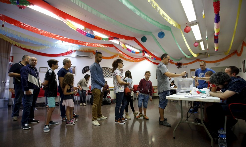 Fila de personas esperando a poder depositar su voto en la urna en las elecciones del 27-S en Vicens dels Horts, en Barcelona. REUTERS/Albert Gea