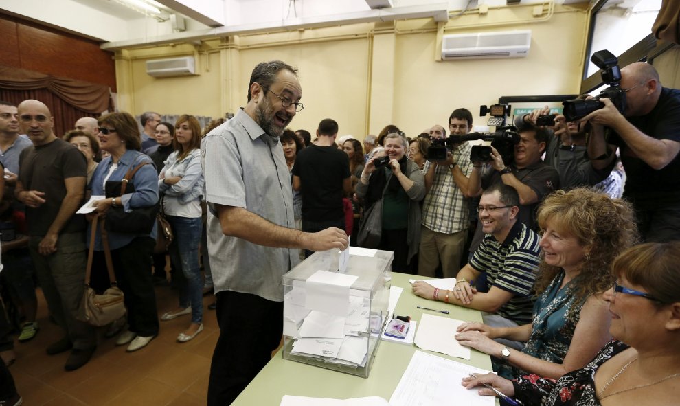 El candidato de la CUP a la presidencia de la Generalitat en las elecciones al Parlament, Antonio Baños, vota en la Escuela Timbaler del Bruc (Barcelona), en la jornada electoral del 27-S. EFE/Jesús Diges