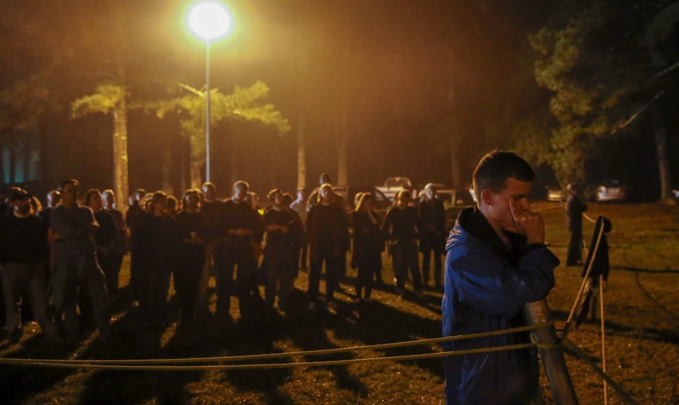 Manifestantes que rechazan la pena de muerte se reúnen en vigilia a las afueras de la prisión Georgia Diagnostic, antes de la hora programada para la ejecución de Kelly Gissendaner, en Jackson, Georgia (EE.UU.). EFE/ERIK S. LESSER