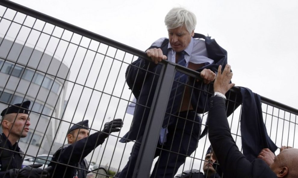 El director de Air France en Orly, Pierre Plissonnier, trata de huir de los trabajadores. / KENZO TRIBOUILLARD (AFP)