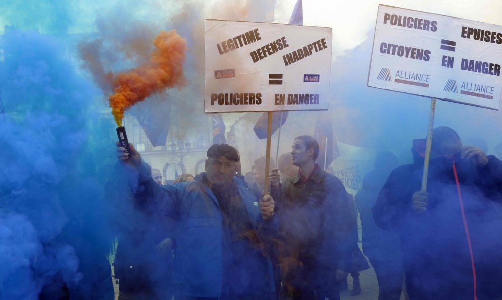 Varios policías franceses que se ha participado en la manifestación  frente al Ministerio de Justicia en París para denunciar la falta de medios. REUTERS / Jacky Naegelen