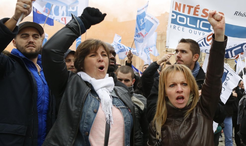 Policías franceses, con pancartas y banderas de su sindicato, protestan ante el Ministerio de Justicia en París por la falta de medios. REUTERS/Jacky Naegelen